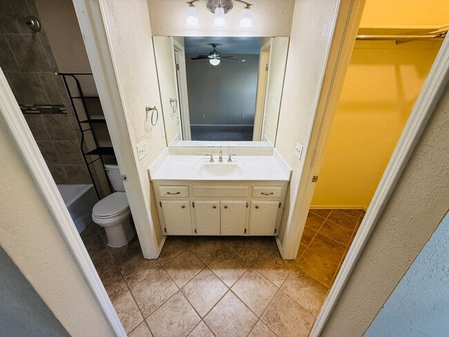 Building Photo - 1135 W Johnathan Way