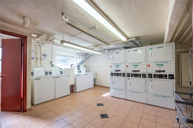 Building Photo - 33 E Grand St