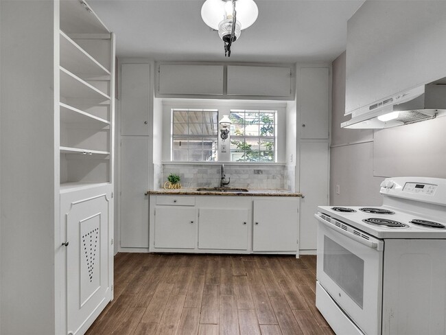 Building Photo - 4625 Bell St