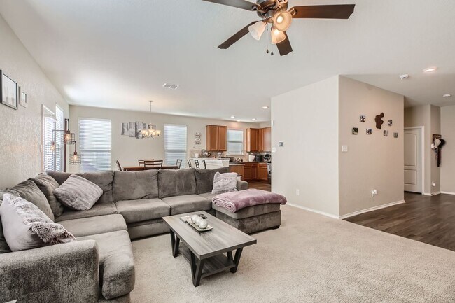 Building Photo - HALF OFF First Month Rent: 3 Bed/2.5 Bathroom~ Multiple Living Spaces~ Located near Lackland AFB!