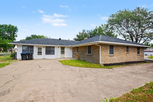 Building Photo - 3407 Tipps Dr
