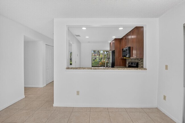 Building Photo - 9264 Vista Del Lago