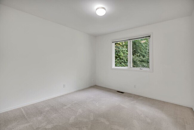 Building Photo - 16323 NE 50th Way