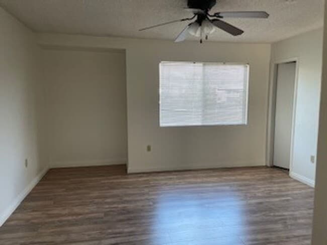 Building Photo - >>>>> TWO BEDROOM 1.5 BATHS TOWN-HOME STYL...