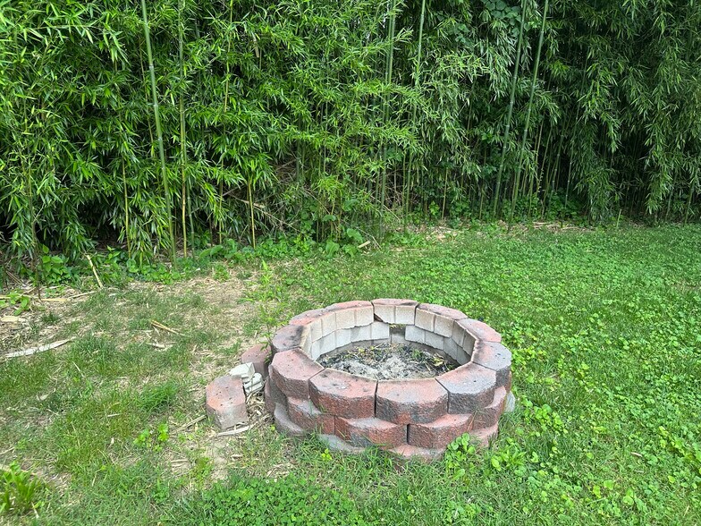 Building Photo - 8406 Spruce Hill Dr