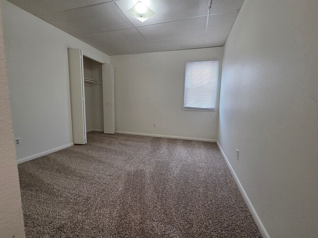 Building Photo - 2 Bed Apartment in the Heart of Golden!