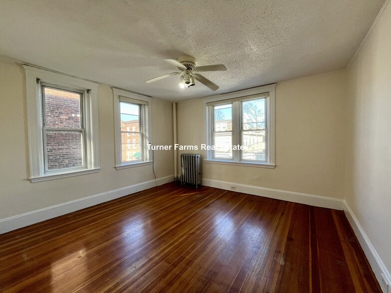 Building Photo - 15 Barrows St