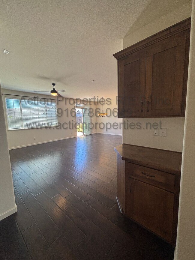 Building Photo - Solar - Whitney Ranch Newer Single Story, ...