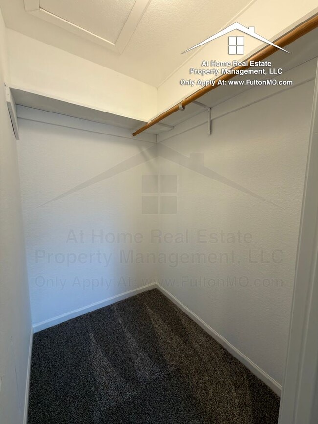 Building Photo - Greystone Court 1011-1013 Duplex