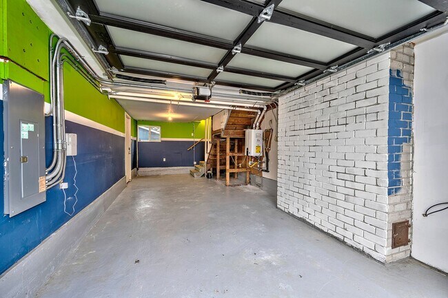 Building Photo - Edmonds Three Bedroom