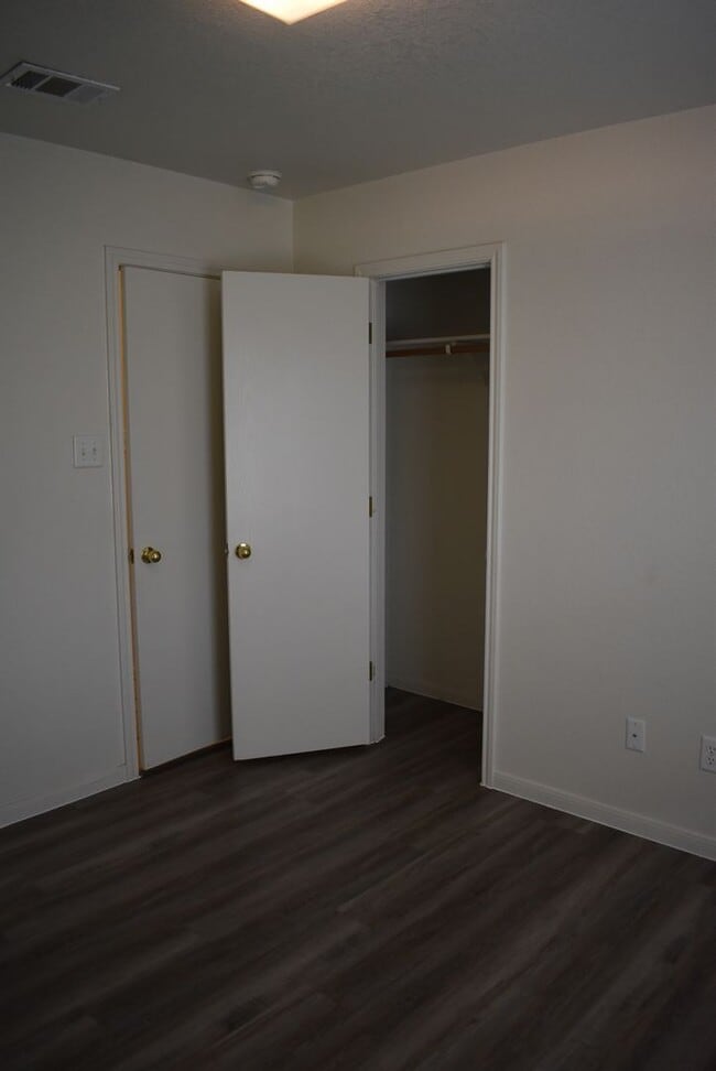 Building Photo - 404 Dale Ave