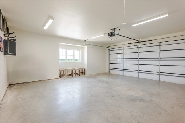 Building Photo - 405 Oak Tree Dr