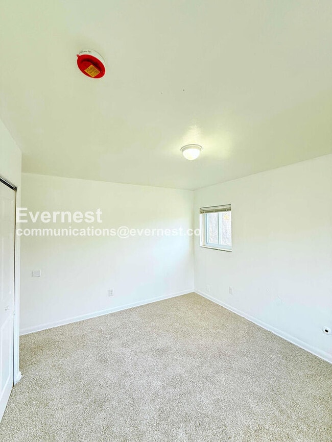 Building Photo - 15601 Schoolcraft Rd