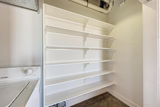 Building Photo - 807 E 14th St