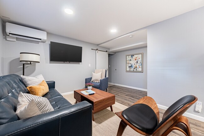 Building Photo - Capitol Hill