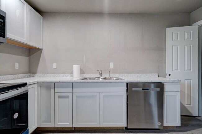 Building Photo - Remodeled 2 Bedroom + Bonus Room