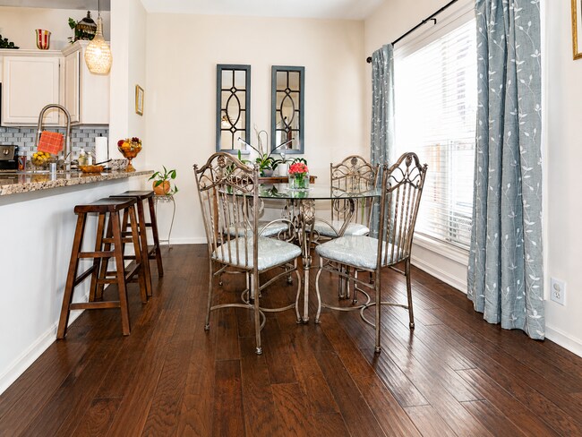 Building Photo - Beautifully Renovated 3 Bed / 2.5 Bath Home on Quiet Cul-de-Sac