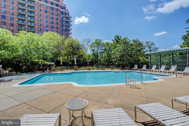 Building Photo - Bright & Renovated Condo with Pool, Gym & Parking!
