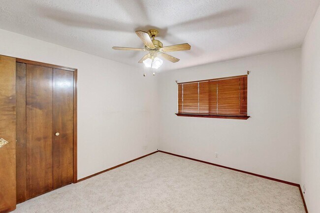 Building Photo - NE Brick Ranch 3/Bd 2/Ba 2 Cg 1782/sf