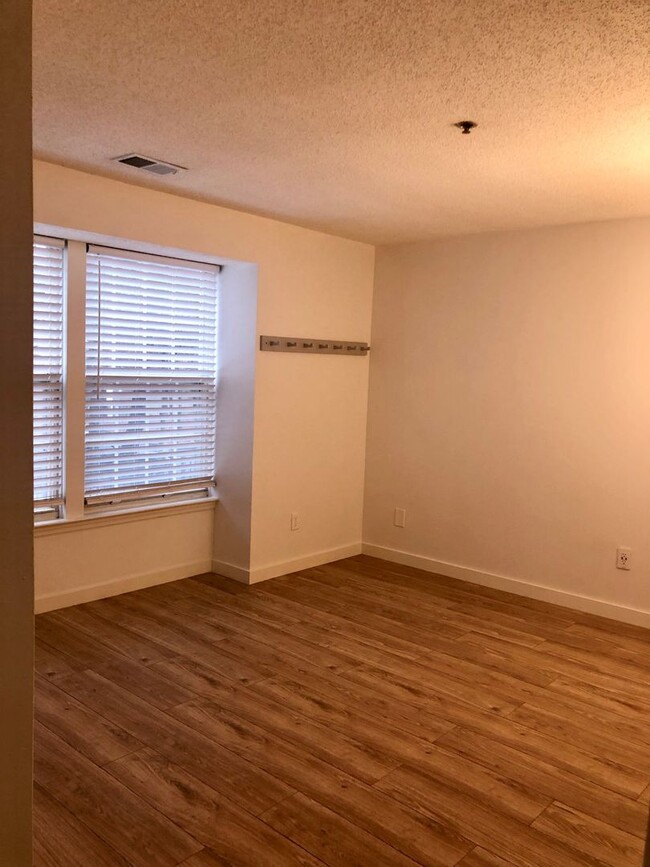 Building Photo - Spacious updated condo near UNCC.