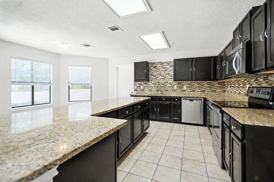 Building Photo - 2802 Redrock Trl