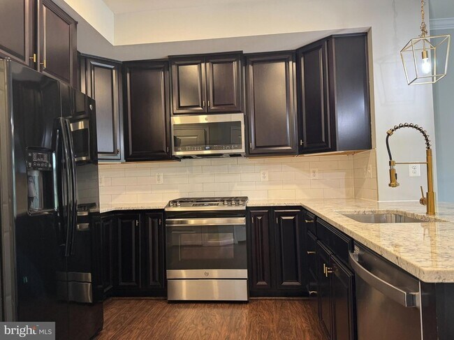 Building Photo - 5822 Oakdale Vlg Rd