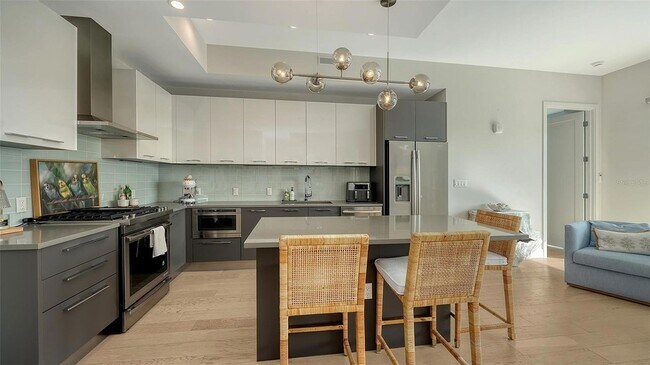 Building Photo - 635 S Orange Ave