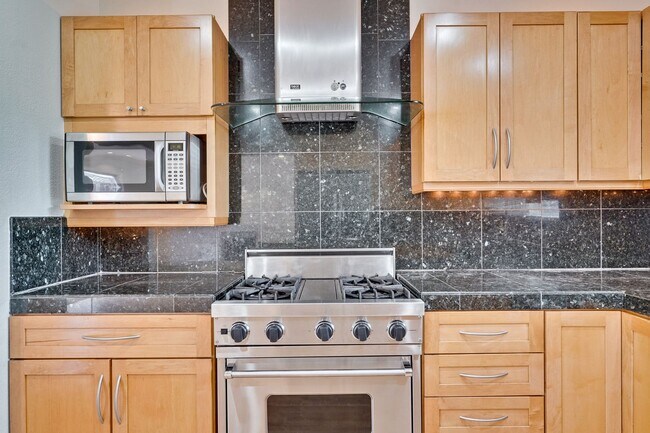 Building Photo - Spacious Home off of Hillsdale with Amazing Kitchen & Backyard! Ready to Rent.