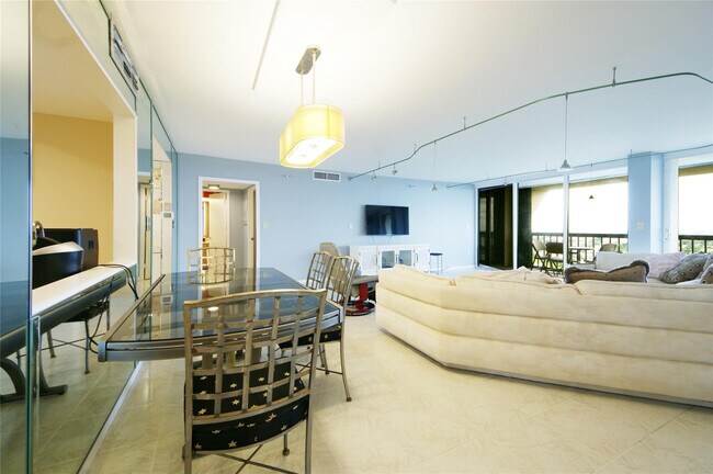 Building Photo - 2480 Presidential Way