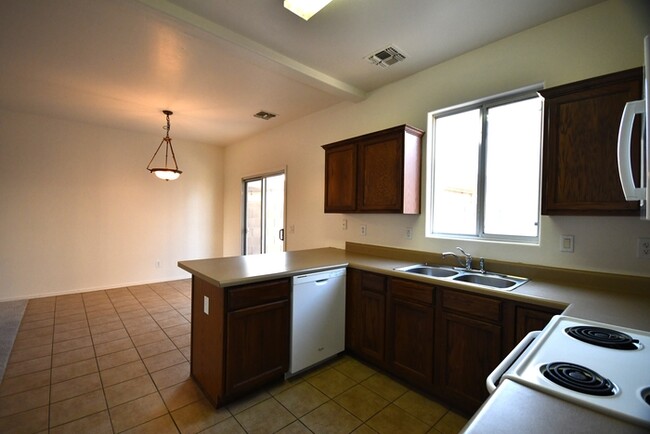 Building Photo - 3 bed 2 bath in San Tan Valley Hunt/Magma ...