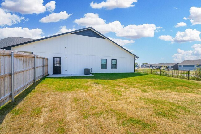 Building Photo - 3 bedroom 2 bath Townhome  - Haysville Sch...