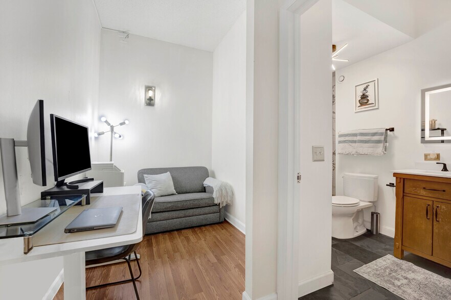 Building Photo - 600 S Dearborn St