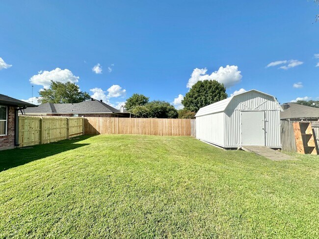 Building Photo - Discover the charm of this 3 bed 2 bath ex...