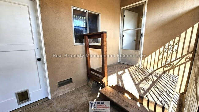 Building Photo - 3BR / 1.5BA Duplex – Water, Sewer, Trash & Gardener Included – Pet Friendly