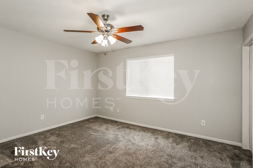 Building Photo - 518 Foxglove Dr