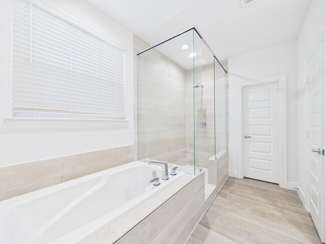 Building Photo - 2711 Clinton Dr