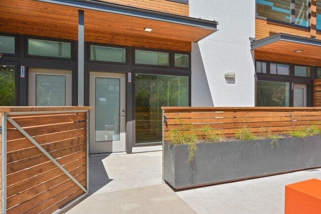 Building Photo - 2002 E 7th St