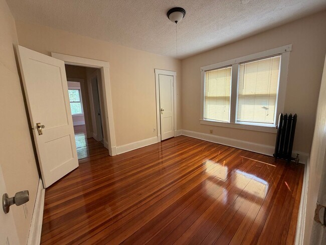 Building Photo - First floor 3 Bedroom
