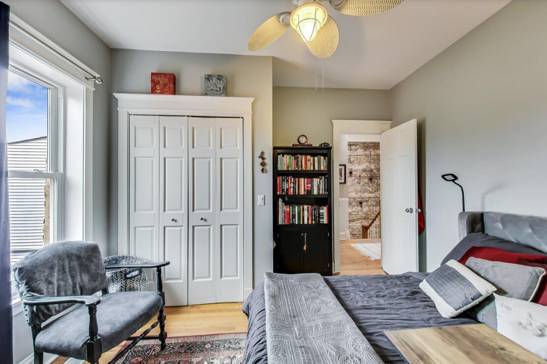 bedroom - 719 S Claremont Ave