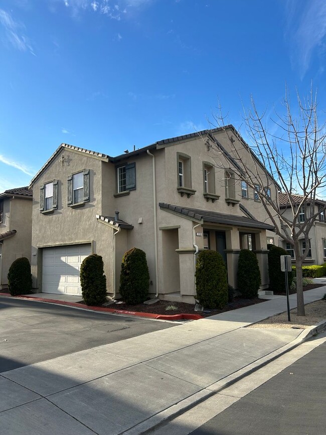 Primary Photo - Spacious Beautiful Home in Fantastic Gilro...