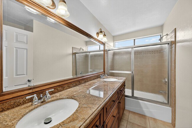 Building Photo - 5BR; 3BA Pool Home with Stunning Views in ...