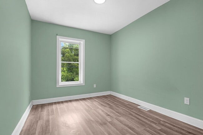 Building Photo - 3 bedroom 1.5 bathroom in Central Park Heights - Poor Credit Considered