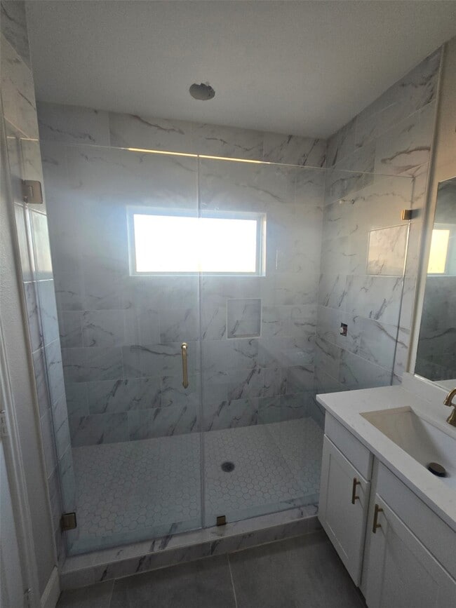 Building Photo - 2207 Des Chaumes St