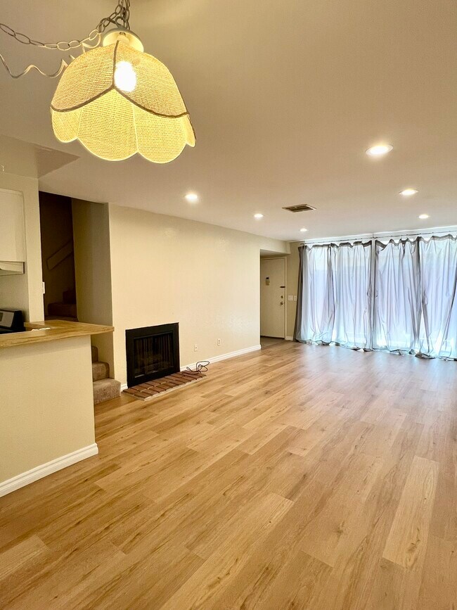 Building Photo - 1747 Barry Ave