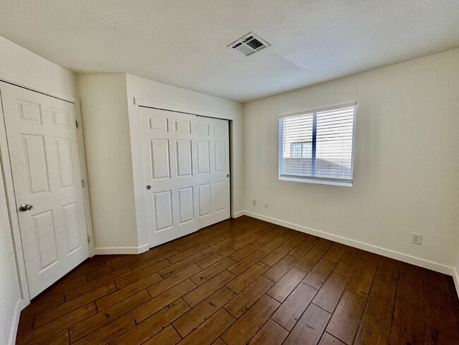 Building Photo - Midvale beauty 3 bed 2 bath