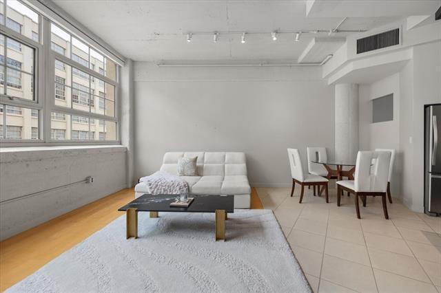 Building Photo - 2600 W 7th St