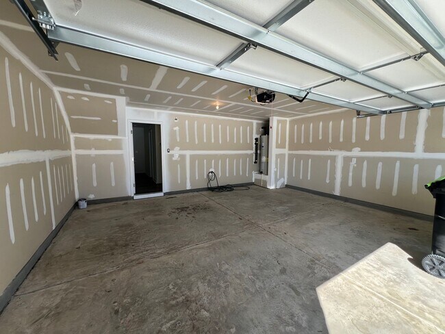 Building Photo - 815 Basswood Gln Trl