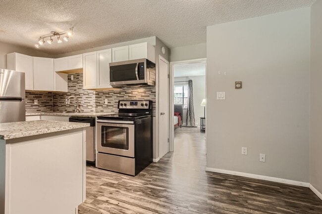 Building Photo - Spacious 1 Bed 1 Bath in the heart of Holly Hills. LEASING SPECIAL SEE INFO BELOW