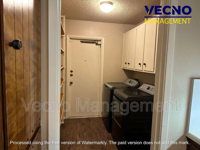 Building Photo - 3643 Richwood Dr