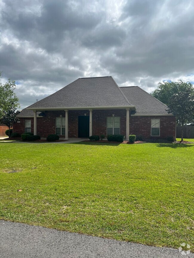 Building Photo - 4 Bedroom Home for lease